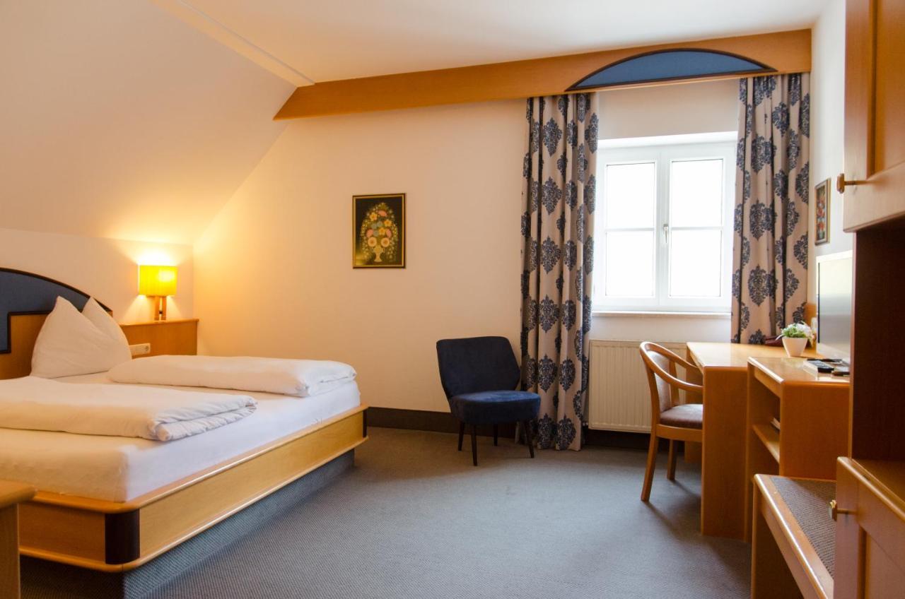 Hotel Goldenes Schiff Engelhartszell Exteriör bild